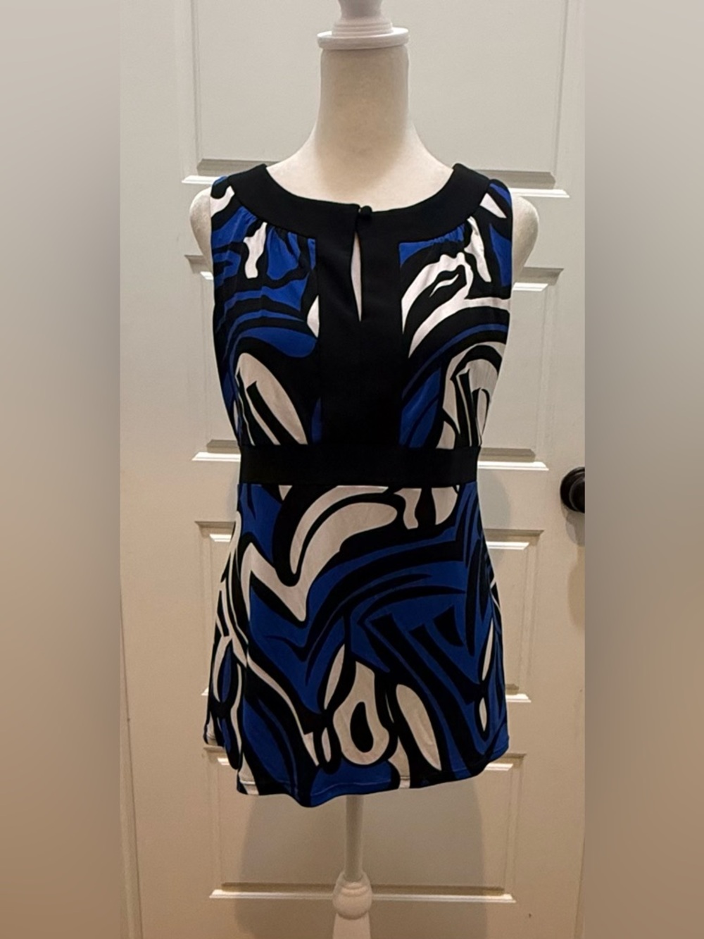 NWT. Harold’s. Sleeves Tunic Keyhole Blouse. Black/Blue/White. Size Small.